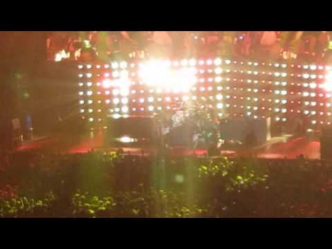 Youtube: Blink 182 - All The Small Things - London O2 Arena - 19.07.17