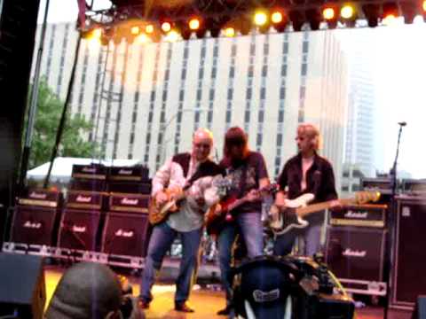 Youtube: Ronnie Montrose and Pat Travers - "Bad Motor Scooter"