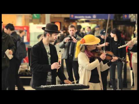 Youtube: Staged Flashmob – Carmina Burana am Westbahnhof Wien | Volksoper Wien