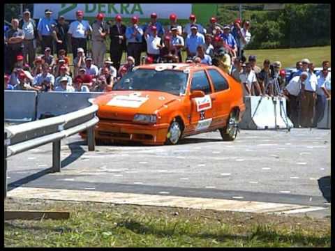 Youtube: Crashtests 2001: Ein Personenwagen stösst schräg gegen eine Leitplanke