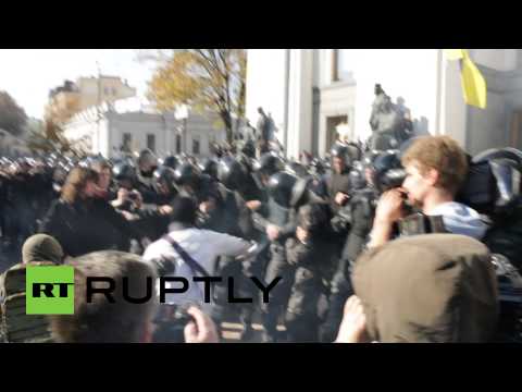 Youtube: Радикалы устроили массовую драку у стен Верховной рады в Киеве