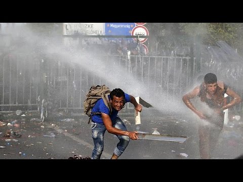 Youtube: Heftige Zusammenstöße zwischen ungarischer Polizei und Flüchtlingen nahe Röszke