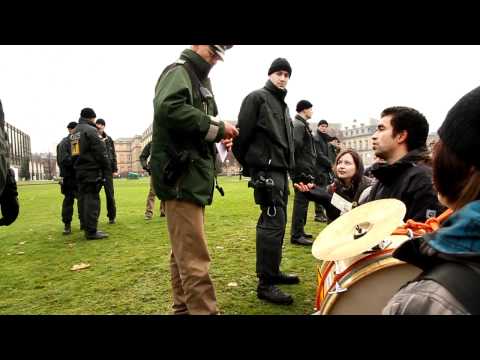 Youtube: Polizist klaut Handy, um Herausgabe vom Ausweis zu erreichen (S21-Demonstration)