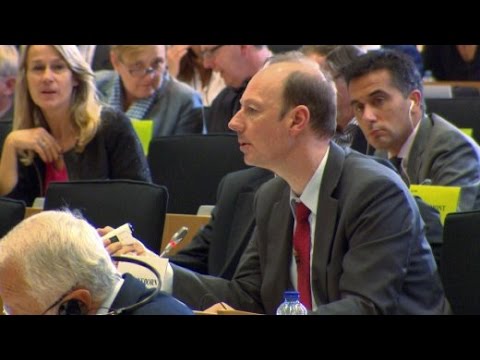 Youtube: Martin Sonneborn vs. Günther Oettinger: Showdown in Brüssel | SPIEGEL TV