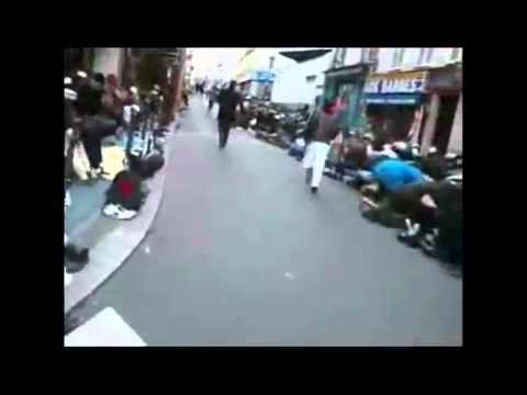 Youtube: Pariser Muslime beten auf der Straße !!
