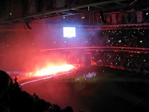 Youtube: Huldiging Ajax in Arena - Three Little Birds