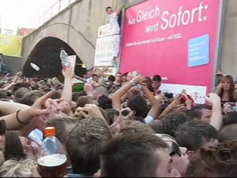 Youtube: Loveparade 2010 Chronologie einer Katastrophe - Teil 3  !!Bitte erst ab 18!!