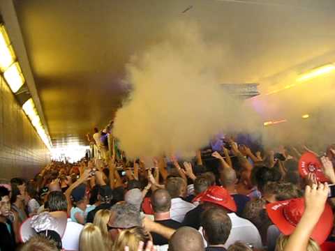 Youtube: B2S hardcore truck in de tunnel @ Fit For Free Dance Parade 2009