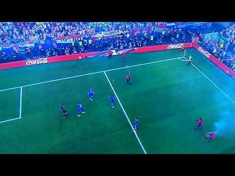 Youtube: 1 Sekunde später... Mega Böller verletzt Ordner bei Tschechien - Kroatien (17.06.2016) EM Frankreich