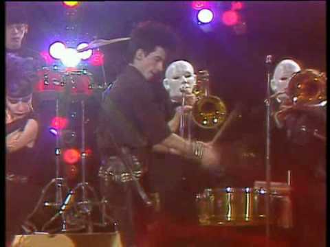 Youtube: Alaska y los Pegamoides - Bailando (Aplauso, 1982)