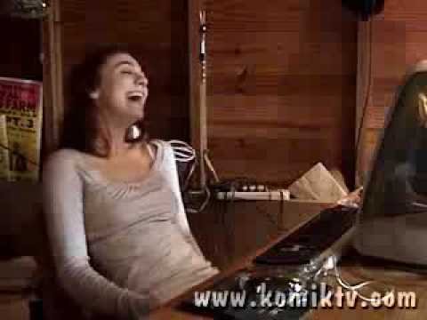 Youtube: Frau Filmt sich beim lachen
