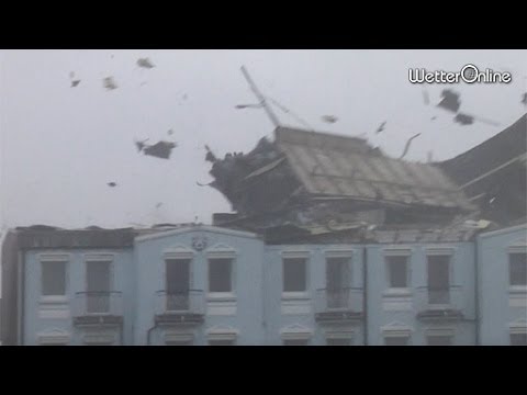 Youtube: Orkanböen reißen Dächer ab - Schwerer Sturm auf Norderney