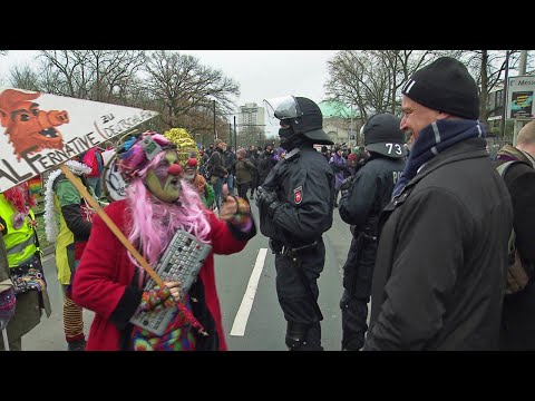 Youtube: Draußen Proteste, drinnen Machtkämpfe: Der Bundesparteitag der AfD | SPIEGEL TV
