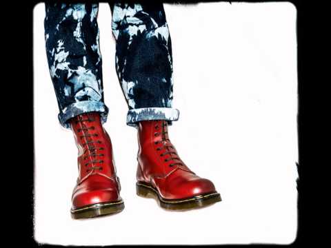 Youtube: The Liptones - My Tiny Red Dr. Martens Boots (Subtítulos Español)