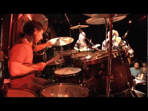 Youtube: Simon Phillips (L. Ritenour & M. Stern) - Smoke 'n' Mirrors, [drums only camera]