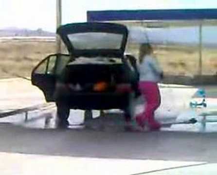 Youtube: Frau beim Auto waschen