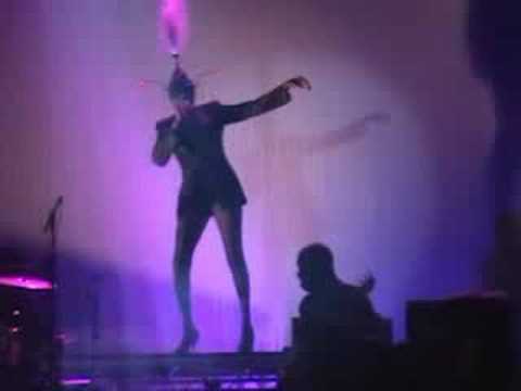 Youtube: Grace Jones sings Nightclubbing @ the Electric Picnic