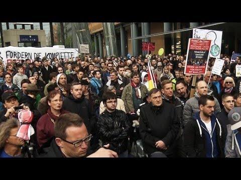 Youtube: Verschwörungstheoretiker: Montagsdemos in Berlin | SPIEGEL TV