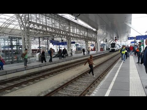 Youtube: LIVE from Austrian border as refugees board trains to Germany