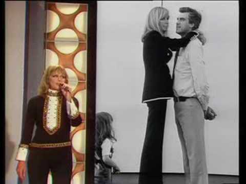 Youtube: Hildegard Knef - Zwei Meter Bein