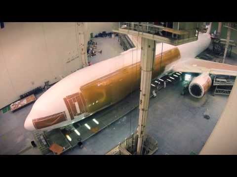 Youtube: Painting of a Boeing 777 | Timelaspe | Emirates Airline