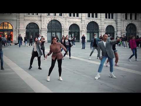 Youtube: Flashmob Proposal Trieste Bruno Mars Marry You 2020