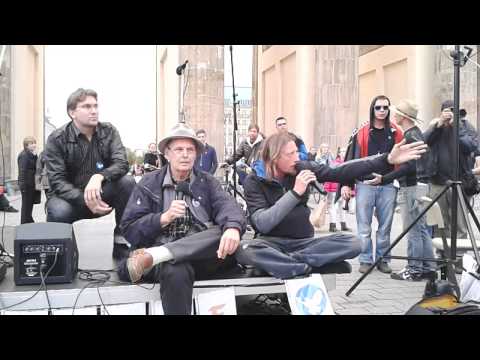 Youtube: Ibu und Lars Mährholz auf der Mahnwache am Brandenburger Tor in Berlin, 25.08.14