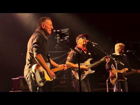 Youtube: Bruce Springsteen + Tom Morello - The Ghost of Tom Joad