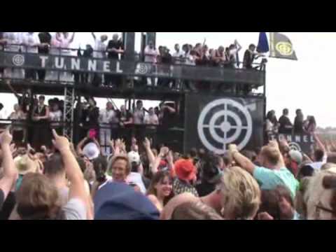 Youtube: Loveparade 2010 Aftermovie "Die Floats in der Menge" Loveparade Duisburg 2010 (ab ca. 15:15 Uhr)