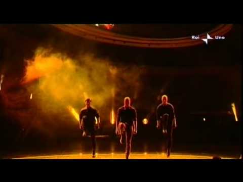 Youtube: I ballerini di Michael Jackson con il coreografo Travis Payne - Sanremo 2010 (serata finale)