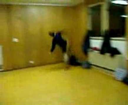 Youtube: Fertiger Typ springt gegen Wand