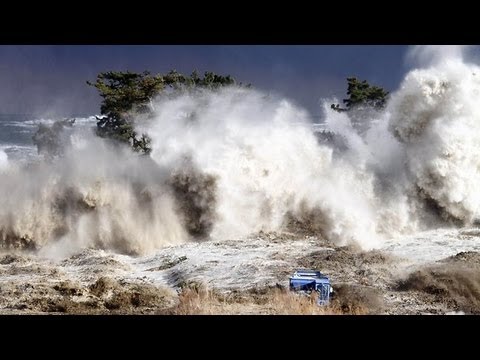 Youtube: Tsunami in Japan - The Most Shocking Video El video más impactante del tsunami en Japón!