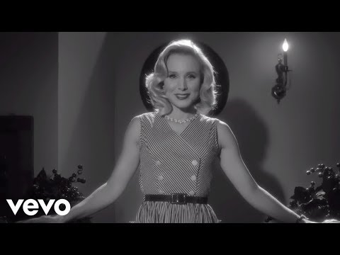 Youtube: Sia - Santa's Coming For Us