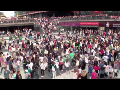 Youtube: Michael Jackson Beat It: Flash mob @ Sergels Torg, Stockholm