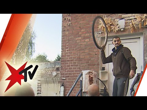 Youtube: Familie Ritter: Umzug in neue Wohnung - Anwohner protestieren | stern TV