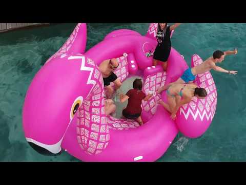 Youtube: Riesige XXL Flamingo Schwimminsel | Das Sommer Gadget: Die aufblasbare Badeinsel