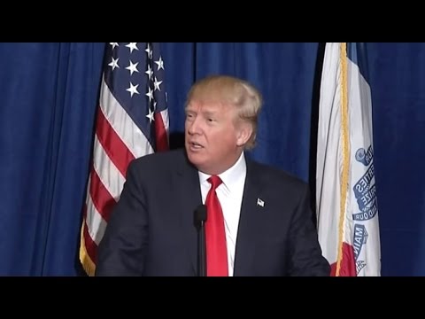 Youtube: Donald Trump tells dogs to "sit down"