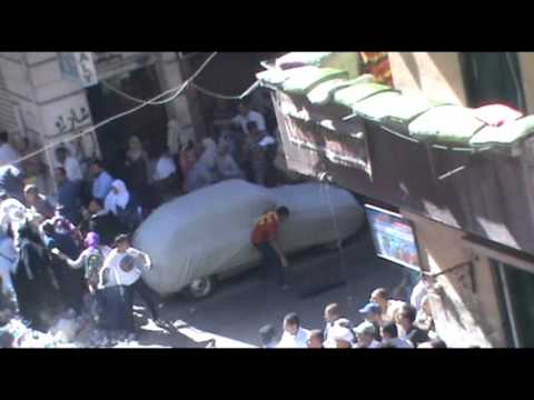 Youtube: مدرعة تدهس المتظاهرين بمنطقة سيدى بشر11-10-2013