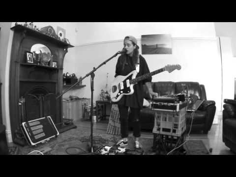 Youtube: TASH SULTANA - JUNGLE (LIVE BEDROOM RECORDING)