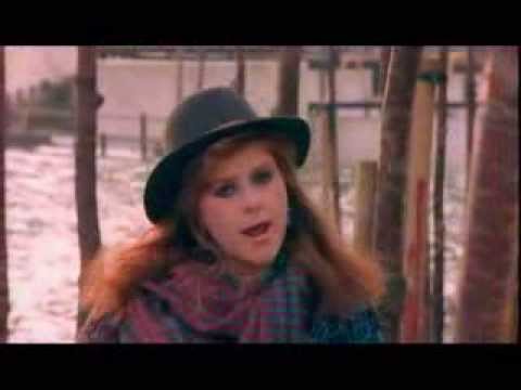 Youtube: Kirsty MacColl - A New England