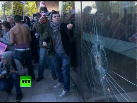 Youtube: Video of UK students smashing windows, starting fire in London protest
