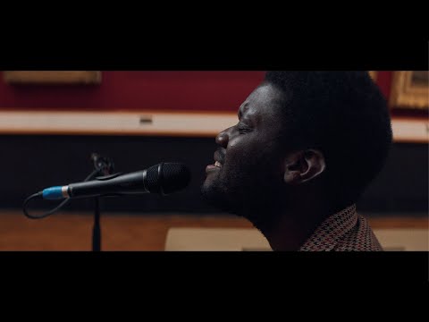 Youtube: Michael Kiwanuka - Solid Ground (Live at the V&A)