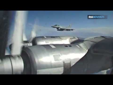 Youtube: Fliegende Zapfsäule: Riskantes Tankmanöver mit russischem Kampfjet