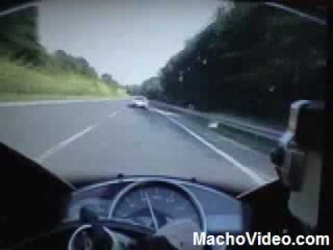 Youtube: Bugatti Veyron vs. Yamaha R1 RACING DOWN MOTERWAY