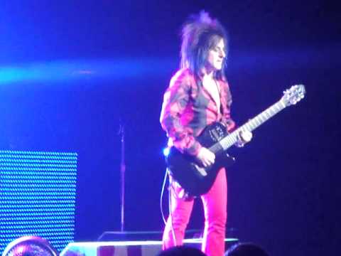 Youtube: Steve Stevens - Billy Idol - Tribute to Led Zeppelin Solo - Hammerstein Ballroom Sept 15, 2010