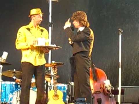 Youtube: Helge Schneider live @ Potsdam "tronk ich heut schon Tee?  ........sitz!!"