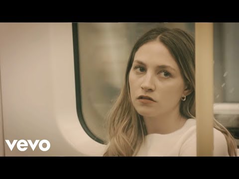 Youtube: Wolf Alice - Don't Delete the Kisses (Official Video)