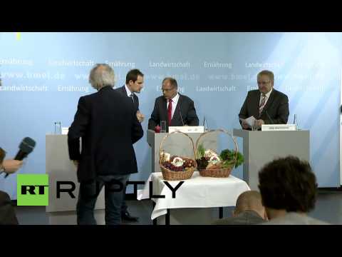 Youtube: Germany: 'An apple a day keeps Putin away' says German agriculture minister