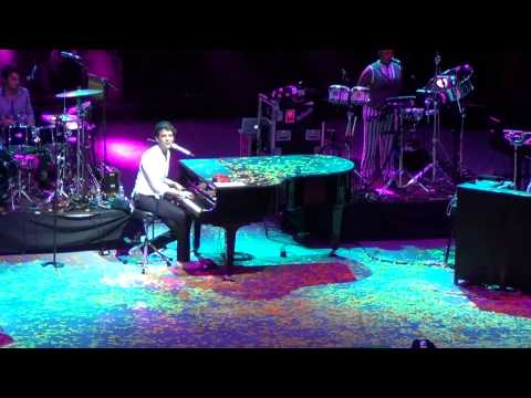 Youtube: Mika in Vienne - Happy Ending