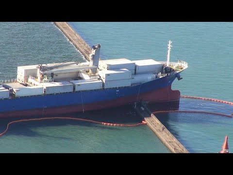 Youtube: 博多港から出港したパナマ船籍貨物船が防波堤に衝突